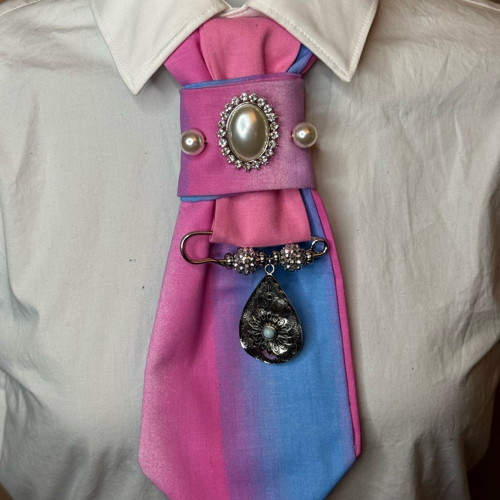 🚫🚫🚫SOLD 🚫🚫🚫🚫Pink to Blue Ombre Silk Ascot with Vintage Brooches